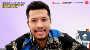 Video presenter on a purple background webinar; man wearing floral shirt and white earbuds speaks to camera, with sponsors at top and a house illustration on the right.